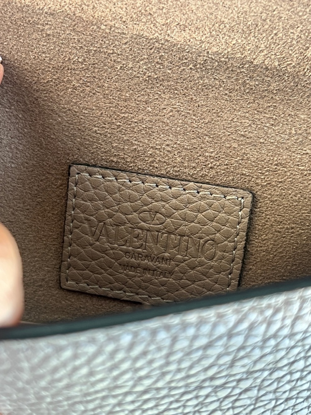 Valentino Garavani Medium Rockstud Grainy Calfskin Pouch Wristlet Poudre Taupe - Picture 14 of 15